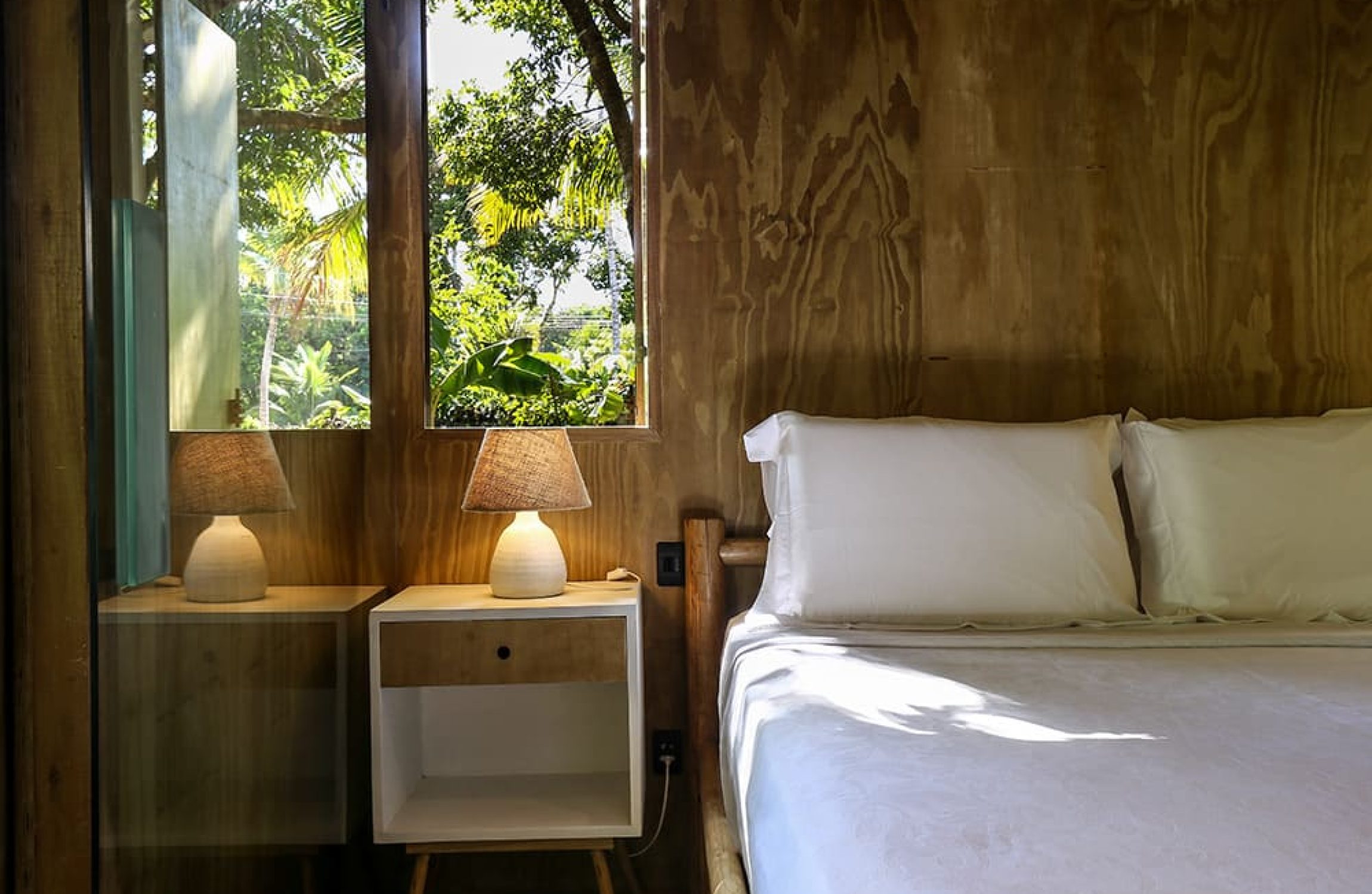 CASA-MADEIRA-quarto-janela.jpg