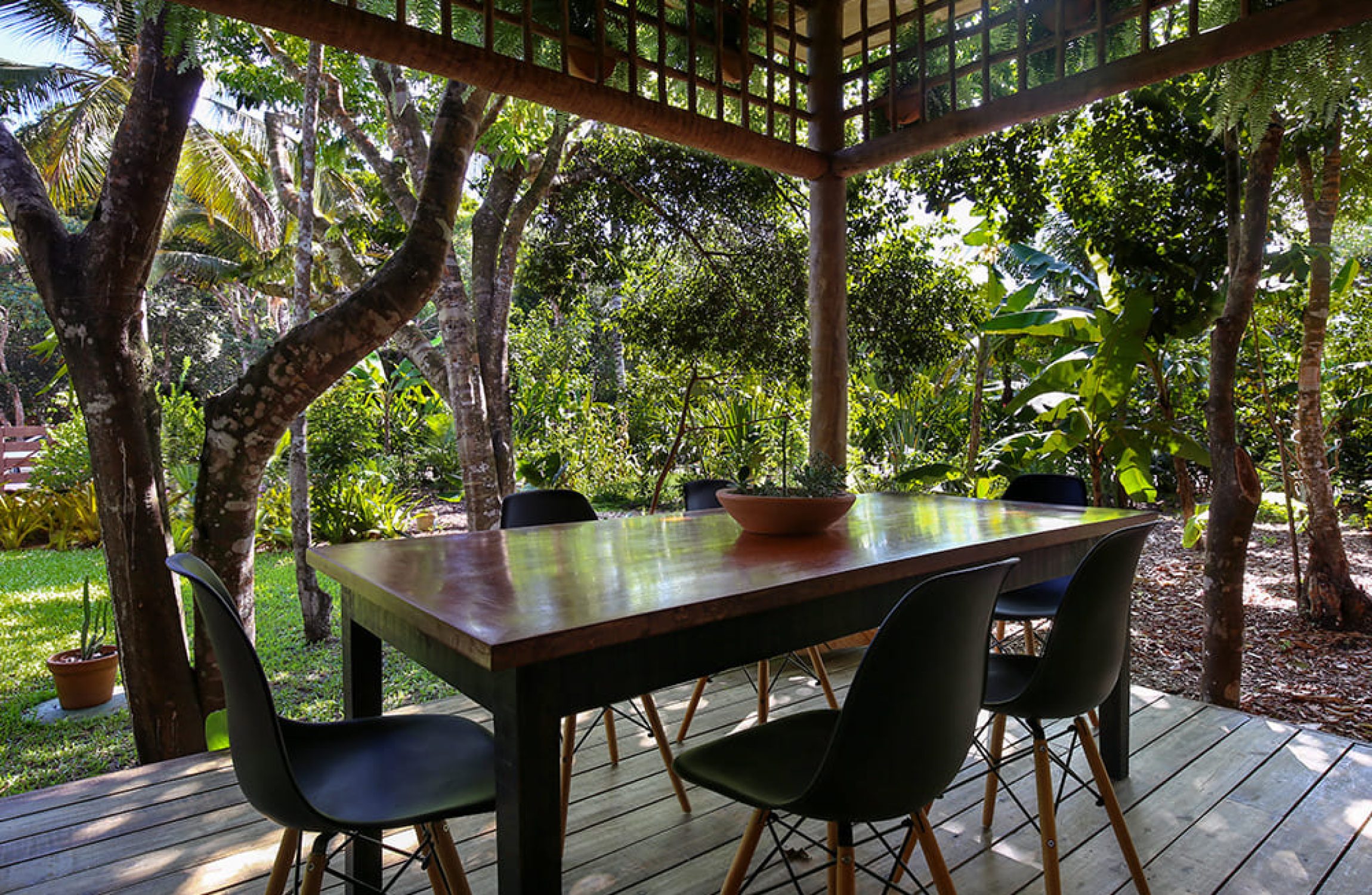 CASA-MADEIRA-varanda-mesa.jpg
